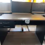 LOTE 473 - 01 MESA COM 02 GAVETAS EM MADEIRA PARA ESCRITÓRIO. (NO ESTADO) ATENÇÃO! FAZER A VISITAÇÃO ANTES DE ARREMATAR, NÃO SABEMOS SE FUNCIONA. LEILÃO NÃO TEM GARANTIA E NEM DEVOLUÇÃO, SUJEITO A POSSÍVEIS AVARIAS VISÍVEIS/OCULTAS E/OU AUSÊNCIA DE COMPONENTES.