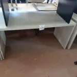 LOTE 475 - 01 MESA EM MADEIRA PARA ESCRITÓRIO. (NO ESTADO) ATENÇÃO! FAZER A VISITAÇÃO ANTES DE ARREMATAR, NÃO SABEMOS SE FUNCIONA. LEILÃO NÃO TEM GARANTIA E NEM DEVOLUÇÃO, SUJEITO A POSSÍVEIS AVARIAS VISÍVEIS/OCULTAS E/OU AUSÊNCIA DE COMPONENTES.