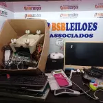 LOTE 111 - 01 CAIXA COM VÁRIOS ELETRÔNICOS, 02 ESTABILIZADORES, 01 MONITOR, 04 TECLADOS, 01 HD, 01 BASE PARA CPU, DIVISOR HDMI, 02 CONTROLES PARA VÍDEO GAME E 01 PSP MARCA SONY. (NO ESTADO) ATENÇÃO! FAZER A VISITAÇÃO ANTES DE ARREMATAR, NÃO SABEMOS SE FUNCIONA. LEILÃO NÃO TEM GARANTIA E NEM DEVOLUÇÃO, SUJEITO A POSSÍVEIS AVARIAS VISÍVEIS/OCULTAS E/OU AUSÊNCIA DE COMPONENTES.