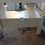 LOTE 455 - 01 MESA DE CANTO COM 02 GAVETAS EM MADEIRA PARA ESCRITÓRIO. (NO ESTADO) ATENÇÃO! FAZER A VISITAÇÃO ANTES DE ARREMATAR, NÃO SABEMOS SE FUNCIONA. LEILÃO NÃO TEM GARANTIA E NEM DEVOLUÇÃO, SUJEITO A POSSÍVEIS AVARIAS VISÍVEIS/OCULTAS E/OU AUSÊNCIA DE COMPONENTES.