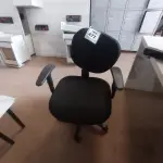 LOTE 477 - 01 CADEIRA GIRATÓRIA PARA ESCRITÓRIO. (NO ESTADO) ATENÇÃO! FAZER A VISITAÇÃO ANTES DE ARREMATAR, NÃO SABEMOS SE FUNCIONA. LEILÃO NÃO TEM GARANTIA E NEM DEVOLUÇÃO, SUJEITO A POSSÍVEIS AVARIAS VISÍVEIS/OCULTAS E/OU AUSÊNCIA DE COMPONENTES.