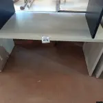 LOTE 475 - 01 MESA EM MADEIRA PARA ESCRITÓRIO. (NO ESTADO) ATENÇÃO! FAZER A VISITAÇÃO ANTES DE ARREMATAR, NÃO SABEMOS SE FUNCIONA. LEILÃO NÃO TEM GARANTIA E NEM DEVOLUÇÃO, SUJEITO A POSSÍVEIS AVARIAS VISÍVEIS/OCULTAS E/OU AUSÊNCIA DE COMPONENTES.