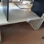 LOTE 475 - 01 MESA EM MADEIRA PARA ESCRITÓRIO. (NO ESTADO) ATENÇÃO! FAZER A VISITAÇÃO ANTES DE ARREMATAR, NÃO SABEMOS SE FUNCIONA. LEILÃO NÃO TEM GARANTIA E NEM DEVOLUÇÃO, SUJEITO A POSSÍVEIS AVARIAS VISÍVEIS/OCULTAS E/OU AUSÊNCIA DE COMPONENTES.