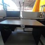 LOTE 476 - 01 MESA COM 02 GAVETAS EM MADEIRA PARA ESCRITÓRIO. (NO ESTADO) ATENÇÃO! FAZER A VISITAÇÃO ANTES DE ARREMATAR, NÃO SABEMOS SE FUNCIONA. LEILÃO NÃO TEM GARANTIA E NEM DEVOLUÇÃO, SUJEITO A POSSÍVEIS AVARIAS VISÍVEIS/OCULTAS E/OU AUSÊNCIA DE COMPONENTES.