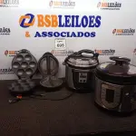 LOTE 096 - 02 PANELAS DE PRESSÃO, 01 OMELETEIRA E 01 MÁQUINA DE CUPCAKE COM AVARIAS.  (NO ESTADO) ATENÇÃO! FAZER A VISITAÇÃO ANTES DE ARREMATAR, NÃO SABEMOS SE FUNCIONA. LEILÃO NÃO TEM GARANTIA E NEM DEVOLUÇÃO, SUJEITO A POSSÍVEIS AVARIAS VISÍVEIS/OCULTAS E/OU AUSÊNCIA DE COMPONENTES.