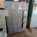 LOTE 480 - 01 ARMÁRIO EM AÇO ROUPEIRO COM 20 PORTAS. (NO ESTADO) ATENÇÃO! FAZER A VISITAÇÃO ANTES DE ARREMATAR, NÃO SABEMOS SE FUNCIONA. LEILÃO NÃO TEM GARANTIA E NEM DEVOLUÇÃO, SUJEITO A POSSÍVEIS AVARIAS VISÍVEIS/OCULTAS E/OU AUSÊNCIA DE COMPONENTES.