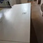 LOTE 464 - 01 MESA EM MADEIRA PARA ESCRITÓRIO. (NO ESTADO) ATENÇÃO! FAZER A VISITAÇÃO ANTES DE ARREMATAR, NÃO SABEMOS SE FUNCIONA. LEILÃO NÃO TEM GARANTIA E NEM DEVOLUÇÃO, SUJEITO A POSSÍVEIS AVARIAS VISÍVEIS/OCULTAS E/OU AUSÊNCIA DE COMPONENTES.