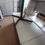 LOTE 478 - 01 MESA EM MADEIRA PARA ESCRITÓRIO. (NO ESTADO) ATENÇÃO! FAZER A VISITAÇÃO ANTES DE ARREMATAR, NÃO SABEMOS SE FUNCIONA. LEILÃO NÃO TEM GARANTIA E NEM DEVOLUÇÃO, SUJEITO A POSSÍVEIS AVARIAS VISÍVEIS/OCULTAS E/OU AUSÊNCIA DE COMPONENTES.
