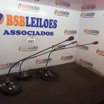 LOTE 203 - 03 MICROFONES COM BASE TSI. (NO ESTADO) ATENÇÃO! FAZER A VISITAÇÃO ANTES DE ARREMATAR, NÃO SABEMOS SE FUNCIONA. LEILÃO NÃO TEM GARANTIA E NEM DEVOLUÇÃO, SUJEITO A POSSÍVEIS AVARIAS VISÍVEIS/OCULTAS E/OU AUSÊNCIA DE COMPONENTES.