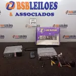 LOTE 210 - 01 SOM AUTOMOTIVO BUSTER E 01 SOM AUTOMOTIVO SIEMENS SEM RABICHO. (NO ESTADO) ATENÇÃO! FAZER A VISITAÇÃO ANTES DE ARREMATAR, NÃO SABEMOS SE FUNCIONA. LEILÃO NÃO TEM GARANTIA E NEM DEVOLUÇÃO, SUJEITO A POSSÍVEIS AVARIAS VISÍVEIS/OCULTAS E/OU AUSÊNCIA DE COMPONENTES.