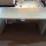 LOTE 466 - 01 MESA EM MADEIRA PARA ESCRITÓRIO. (NO ESTADO) ATENÇÃO! FAZER A VISITAÇÃO ANTES DE ARREMATAR, NÃO SABEMOS SE FUNCIONA. LEILÃO NÃO TEM GARANTIA E NEM DEVOLUÇÃO, SUJEITO A POSSÍVEIS AVARIAS VISÍVEIS/OCULTAS E/OU AUSÊNCIA DE COMPONENTES.