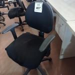 LOTE 467 - 01 CADEIRA GIRATÓRIA PARA ESCRITÓRIO. (NO ESTADO) ATENÇÃO! FAZER A VISITAÇÃO ANTES DE ARREMATAR, NÃO SABEMOS SE FUNCIONA. LEILÃO NÃO TEM GARANTIA E NEM DEVOLUÇÃO, SUJEITO A POSSÍVEIS AVARIAS VISÍVEIS/OCULTAS E/OU AUSÊNCIA DE COMPONENTES.