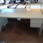 LOTE 470 - 01 MESA COM 02 GAVETAS EM MADEIRA PARA ESCRITÓRIO. (NO ESTADO) ATENÇÃO! FAZER A VISITAÇÃO ANTES DE ARREMATAR, NÃO SABEMOS SE FUNCIONA. LEILÃO NÃO TEM GARANTIA E NEM DEVOLUÇÃO, SUJEITO A POSSÍVEIS AVARIAS VISÍVEIS/OCULTAS E/OU AUSÊNCIA DE COMPONENTES.