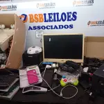 LOTE 111 - 01 CAIXA COM VÁRIOS ELETRÔNICOS, 02 ESTABILIZADORES, 01 MONITOR, 04 TECLADOS, 01 HD, 01 BASE PARA CPU, DIVISOR HDMI, 02 CONTROLES PARA VÍDEO GAME E 01 PSP MARCA SONY. (NO ESTADO) ATENÇÃO! FAZER A VISITAÇÃO ANTES DE ARREMATAR, NÃO SABEMOS SE FUNCIONA. LEILÃO NÃO TEM GARANTIA E NEM DEVOLUÇÃO, SUJEITO A POSSÍVEIS AVARIAS VISÍVEIS/OCULTAS E/OU AUSÊNCIA DE COMPONENTES.