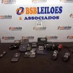 LOTE 215 - 01 CAIXA COM RÁDIOS COMUNICADORES, CÂMERAS FOTOGRÁFICAS, E CALCULADORAS. (NO ESTADO) ATENÇÃO! FAZER A VISITAÇÃO ANTES DE ARREMATAR, NÃO SABEMOS SE FUNCIONA. LEILÃO NÃO TEM GARANTIA E NEM DEVOLUÇÃO, SUJEITO A POSSÍVEIS AVARIAS VISÍVEIS/OCULTAS E/OU AUSÊNCIA DE COMPONENTES.