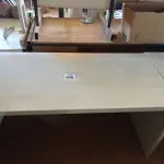 LOTE 468 - 01 MESA EM MADEIRA PARA ESCRITÓRIO. (NO ESTADO) ATENÇÃO! FAZER A VISITAÇÃO ANTES DE ARREMATAR, NÃO SABEMOS SE FUNCIONA. LEILÃO NÃO TEM GARANTIA E NEM DEVOLUÇÃO, SUJEITO A POSSÍVEIS AVARIAS VISÍVEIS/OCULTAS E/OU AUSÊNCIA DE COMPONENTES.