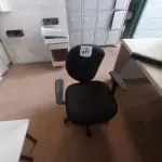 LOTE 477 - 01 CADEIRA GIRATÓRIA PARA ESCRITÓRIO. (NO ESTADO) ATENÇÃO! FAZER A VISITAÇÃO ANTES DE ARREMATAR, NÃO SABEMOS SE FUNCIONA. LEILÃO NÃO TEM GARANTIA E NEM DEVOLUÇÃO, SUJEITO A POSSÍVEIS AVARIAS VISÍVEIS/OCULTAS E/OU AUSÊNCIA DE COMPONENTES.