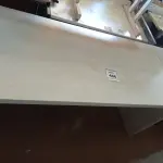 LOTE 466 - 01 MESA EM MADEIRA PARA ESCRITÓRIO. (NO ESTADO) ATENÇÃO! FAZER A VISITAÇÃO ANTES DE ARREMATAR, NÃO SABEMOS SE FUNCIONA. LEILÃO NÃO TEM GARANTIA E NEM DEVOLUÇÃO, SUJEITO A POSSÍVEIS AVARIAS VISÍVEIS/OCULTAS E/OU AUSÊNCIA DE COMPONENTES.