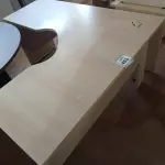 LOTE 453 - 01 MESA DE CANTO COM 02 GAVETAS EM MADEIRA PARA ESCRITÓRIO. (NO ESTADO) ATENÇÃO! FAZER A VISITAÇÃO ANTES DE ARREMATAR, NÃO SABEMOS SE FUNCIONA. LEILÃO NÃO TEM GARANTIA E NEM DEVOLUÇÃO, SUJEITO A POSSÍVEIS AVARIAS VISÍVEIS/OCULTAS E/OU AUSÊNCIA DE COMPONENTES.