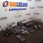 LOTE 215 - 01 CAIXA COM RÁDIOS COMUNICADORES, CÂMERAS FOTOGRÁFICAS, E CALCULADORAS. (NO ESTADO) ATENÇÃO! FAZER A VISITAÇÃO ANTES DE ARREMATAR, NÃO SABEMOS SE FUNCIONA. LEILÃO NÃO TEM GARANTIA E NEM DEVOLUÇÃO, SUJEITO A POSSÍVEIS AVARIAS VISÍVEIS/OCULTAS E/OU AUSÊNCIA DE COMPONENTES.