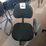 LOTE 463 - 01 CADEIRA GIRATÓRIA PARA ESCRITÓRIO. (NO ESTADO) ATENÇÃO! FAZER A VISITAÇÃO ANTES DE ARREMATAR, NÃO SABEMOS SE FUNCIONA. LEILÃO NÃO TEM GARANTIA E NEM DEVOLUÇÃO, SUJEITO A POSSÍVEIS AVARIAS VISÍVEIS/OCULTAS E/OU AUSÊNCIA DE COMPONENTES.