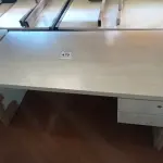 LOTE 470 - 01 MESA COM 02 GAVETAS EM MADEIRA PARA ESCRITÓRIO. (NO ESTADO) ATENÇÃO! FAZER A VISITAÇÃO ANTES DE ARREMATAR, NÃO SABEMOS SE FUNCIONA. LEILÃO NÃO TEM GARANTIA E NEM DEVOLUÇÃO, SUJEITO A POSSÍVEIS AVARIAS VISÍVEIS/OCULTAS E/OU AUSÊNCIA DE COMPONENTES.