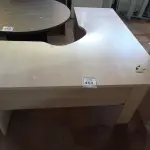 LOTE 453 - 01 MESA DE CANTO COM 02 GAVETAS EM MADEIRA PARA ESCRITÓRIO. (NO ESTADO) ATENÇÃO! FAZER A VISITAÇÃO ANTES DE ARREMATAR, NÃO SABEMOS SE FUNCIONA. LEILÃO NÃO TEM GARANTIA E NEM DEVOLUÇÃO, SUJEITO A POSSÍVEIS AVARIAS VISÍVEIS/OCULTAS E/OU AUSÊNCIA DE COMPONENTES.