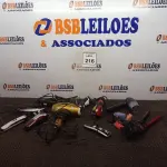 LOTE 216 - 01 LOTE COM MÁQUINAS DE CORTAR CABELOS DIVERSOS. (NO ESTADO) ATENÇÃO! FAZER A VISITAÇÃO ANTES DE ARREMATAR, NÃO SABEMOS SE FUNCIONA. LEILÃO NÃO TEM GARANTIA E NEM DEVOLUÇÃO, SUJEITO A POSSÍVEIS AVARIAS VISÍVEIS/OCULTAS E/OU AUSÊNCIA DE COMPONENTES.