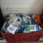 LOTE 197 - 01 CAIXA COM INTERRUPTORES, PLACAS 4X2 DIVERSAS. (NO ESTADO) ATENÇÃO! FAZER A VISITAÇÃO ANTES DE ARREMATAR, NÃO SABEMOS SE FUNCIONA. LEILÃO NÃO TEM GARANTIA E NEM DEVOLUÇÃO, SUJEITO A POSSÍVEIS AVARIAS VISÍVEIS/OCULTAS E/OU AUSÊNCIA DE COMPONENTES.