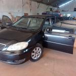 LOTE 485 - 01 TOYOTA COROLLA XLI16VVT A GASOLINA; ANO 2005/2005 NA COR PRETA.VIDROS TRASEIROS NÃO FUNCIONA. (MULTA DE 84,00) (NO ESTADO)