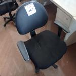 LOTE 467 - 01 CADEIRA GIRATÓRIA PARA ESCRITÓRIO. (NO ESTADO) ATENÇÃO! FAZER A VISITAÇÃO ANTES DE ARREMATAR, NÃO SABEMOS SE FUNCIONA. LEILÃO NÃO TEM GARANTIA E NEM DEVOLUÇÃO, SUJEITO A POSSÍVEIS AVARIAS VISÍVEIS/OCULTAS E/OU AUSÊNCIA DE COMPONENTES.