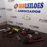 LOTE 216 - 01 LOTE COM MÁQUINAS DE CORTAR CABELOS DIVERSOS. (NO ESTADO) ATENÇÃO! FAZER A VISITAÇÃO ANTES DE ARREMATAR, NÃO SABEMOS SE FUNCIONA. LEILÃO NÃO TEM GARANTIA E NEM DEVOLUÇÃO, SUJEITO A POSSÍVEIS AVARIAS VISÍVEIS/OCULTAS E/OU AUSÊNCIA DE COMPONENTES.