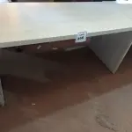 LOTE 468 - 01 MESA EM MADEIRA PARA ESCRITÓRIO. (NO ESTADO) ATENÇÃO! FAZER A VISITAÇÃO ANTES DE ARREMATAR, NÃO SABEMOS SE FUNCIONA. LEILÃO NÃO TEM GARANTIA E NEM DEVOLUÇÃO, SUJEITO A POSSÍVEIS AVARIAS VISÍVEIS/OCULTAS E/OU AUSÊNCIA DE COMPONENTES.