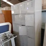 LOTE 446 - 01 ARMÁRIO EM AÇO ROUPEIRO COM 20 PORTAS. (NO ESTADO) ATENÇÃO! FAZER A VISITAÇÃO ANTES DE ARREMATAR, NÃO SABEMOS SE FUNCIONA. LEILÃO NÃO TEM GARANTIA E NEM DEVOLUÇÃO, SUJEITO A POSSÍVEIS AVARIAS VISÍVEIS/OCULTAS E/OU AUSÊNCIA DE COMPONENTES.