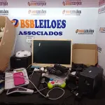 LOTE 111 - 01 CAIXA COM VÁRIOS ELETRÔNICOS, 02 ESTABILIZADORES, 01 MONITOR, 04 TECLADOS, 01 HD, 01 BASE PARA CPU, DIVISOR HDMI, 02 CONTROLES PARA VÍDEO GAME E 01 PSP MARCA SONY. (NO ESTADO) ATENÇÃO! FAZER A VISITAÇÃO ANTES DE ARREMATAR, NÃO SABEMOS SE FUNCIONA. LEILÃO NÃO TEM GARANTIA E NEM DEVOLUÇÃO, SUJEITO A POSSÍVEIS AVARIAS VISÍVEIS/OCULTAS E/OU AUSÊNCIA DE COMPONENTES.