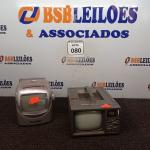 LOTE 080 - 02 MINIS TV/RADIO PORTÁTIL. (NO ESTADO) ATENÇÃO! FAZER A VISITAÇÃO ANTES DE ARREMATAR, NÃO SABEMOS SE FUNCIONA. LEILÃO NÃO TEM GARANTIA E NEM DEVOLUÇÃO, SUJEITO A POSSÍVEIS AVARIAS VISÍVEIS/OCULTAS E/OU AUSÊNCIA DE COMPONENTES.