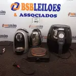 LOTE 062 - 01 CAFETEIRA 220V 03 CORAÇÕES, 01 FRITADEIRA AIR FRYER MARCA PHILCO, 01 CHALEIRA ELÉTRICA E 01 FOGÃO DE INDUÇÃO 01 BOCA MARCA MULTILAZER.  (NO ESTADO) ATENÇÃO! FAZER A VISITAÇÃO ANTES DE ARREMATAR, NÃO SABEMOS SE FUNCIONA. LEILÃO NÃO TEM GARANTIA E NEM DEVOLUÇÃO, SUJEITO A POSSÍVEIS AVARIAS VISÍVEIS/OCULTAS E/OU AUSÊNCIA DE COMPONENTES.
