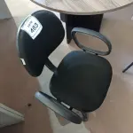 LOTE 463 - 01 CADEIRA GIRATÓRIA PARA ESCRITÓRIO. (NO ESTADO) ATENÇÃO! FAZER A VISITAÇÃO ANTES DE ARREMATAR, NÃO SABEMOS SE FUNCIONA. LEILÃO NÃO TEM GARANTIA E NEM DEVOLUÇÃO, SUJEITO A POSSÍVEIS AVARIAS VISÍVEIS/OCULTAS E/OU AUSÊNCIA DE COMPONENTES.