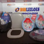 LOTE 148 - 03 ACENTOS SANITÁRIOS INFANTIL NA COR AZUL, 02 NA COR PRETA E 01 CINZA. (NOVO) (NO ESTADO) ATENÇÃO! FAZER A VISITAÇÃO ANTES DE ARREMATAR, NÃO SABEMOS SE FUNCIONA. LEILÃO NÃO TEM GARANTIA E NEM DEVOLUÇÃO, SUJEITO A POSSÍVEIS AVARIAS VISÍVEIS/OCULTAS E/OU AUSÊNCIA DE COMPONENTES.