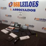 LOTE 208 - 01 CAIXA COM BATERIAS PORTÁTEIS E GPS. (NO ESTADO) ATENÇÃO! FAZER A VISITAÇÃO ANTES DE ARREMATAR, NÃO SABEMOS SE FUNCIONA. LEILÃO NÃO TEM GARANTIA E NEM DEVOLUÇÃO, SUJEITO A POSSÍVEIS AVARIAS VISÍVEIS/OCULTAS E/OU AUSÊNCIA DE COMPONENTES.