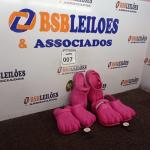 LOTE 007 - 02 PARES DE SANDÁLIA MODELO CROCS MONSTER TAMANHO J2/3 NA COR ROSA E 01 PAR DE SANDÁLIA MODELO CROCS MONSTER TAMANHO C13/J1. (NOVAS) (NO ESTADO) ATENÇÃO! FAZER A VISITAÇÃO ANTES DE ARREMATAR, NÃO SABEMOS SE FUNCIONA. LEILÃO NÃO TEM GARANTIA E NEM DEVOLUÇÃO, SUJEITO A POSSÍVEIS AVARIAS VISÍVEIS/OCULTAS E/OU AUSÊNCIA DE COMPONENTES.