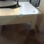 LOTE 453 - 01 MESA DE CANTO COM 02 GAVETAS EM MADEIRA PARA ESCRITÓRIO. (NO ESTADO) ATENÇÃO! FAZER A VISITAÇÃO ANTES DE ARREMATAR, NÃO SABEMOS SE FUNCIONA. LEILÃO NÃO TEM GARANTIA E NEM DEVOLUÇÃO, SUJEITO A POSSÍVEIS AVARIAS VISÍVEIS/OCULTAS E/OU AUSÊNCIA DE COMPONENTES.