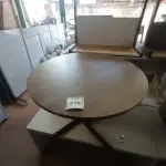 LOTE 479 - 01 MESA EM MADEIRA REDONDA COM BASE EM FERRO. (NO ESTADO) ATENÇÃO! FAZER A VISITAÇÃO ANTES DE ARREMATAR, NÃO SABEMOS SE FUNCIONA. LEILÃO NÃO TEM GARANTIA E NEM DEVOLUÇÃO, SUJEITO A POSSÍVEIS AVARIAS VISÍVEIS/OCULTAS E/OU AUSÊNCIA DE COMPONENTES.