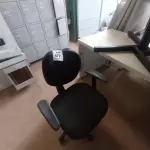 LOTE 477 - 01 CADEIRA GIRATÓRIA PARA ESCRITÓRIO. (NO ESTADO) ATENÇÃO! FAZER A VISITAÇÃO ANTES DE ARREMATAR, NÃO SABEMOS SE FUNCIONA. LEILÃO NÃO TEM GARANTIA E NEM DEVOLUÇÃO, SUJEITO A POSSÍVEIS AVARIAS VISÍVEIS/OCULTAS E/OU AUSÊNCIA DE COMPONENTES.