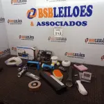 LOTE 213 - 01 CAIXA COM MASSAGEADOR ELÉTRICO, LANTERNAS, ADESTRADOR ELÉTRICO PARA CÃES, SOM.   (NO ESTADO) ATENÇÃO! FAZER A VISITAÇÃO ANTES DE ARREMATAR, NÃO SABEMOS SE FUNCIONA. LEILÃO NÃO TEM GARANTIA E NEM DEVOLUÇÃO, SUJEITO A POSSÍVEIS AVARIAS VISÍVEIS/OCULTAS E/OU AUSÊNCIA DE COMPONENTES.