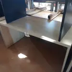 LOTE 472 - 01 MESA EM MADEIRA PARA ESCRITÓRIO. (NO ESTADO) ATENÇÃO! FAZER A VISITAÇÃO ANTES DE ARREMATAR, NÃO SABEMOS SE FUNCIONA. LEILÃO NÃO TEM GARANTIA E NEM DEVOLUÇÃO, SUJEITO A POSSÍVEIS AVARIAS VISÍVEIS/OCULTAS E/OU AUSÊNCIA DE COMPONENTES.
