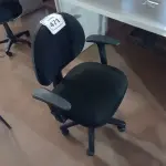LOTE 471 - 01 CADEIRA GIRATÓRIA PARA ESCRITÓRIO. (NO ESTADO) ATENÇÃO! FAZER A VISITAÇÃO ANTES DE ARREMATAR, NÃO SABEMOS SE FUNCIONA. LEILÃO NÃO TEM GARANTIA E NEM DEVOLUÇÃO, SUJEITO A POSSÍVEIS AVARIAS VISÍVEIS/OCULTAS E/OU AUSÊNCIA DE COMPONENTES.