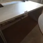 LOTE 464 - 01 MESA EM MADEIRA PARA ESCRITÓRIO. (NO ESTADO) ATENÇÃO! FAZER A VISITAÇÃO ANTES DE ARREMATAR, NÃO SABEMOS SE FUNCIONA. LEILÃO NÃO TEM GARANTIA E NEM DEVOLUÇÃO, SUJEITO A POSSÍVEIS AVARIAS VISÍVEIS/OCULTAS E/OU AUSÊNCIA DE COMPONENTES.