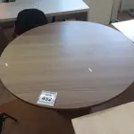 LOTE 452 - 01 MESA EM MADEIRA COM TAMPO REDONDO. (NO ESTADO) ATENÇÃO! FAZER A VISITAÇÃO ANTES DE ARREMATAR, NÃO SABEMOS SE FUNCIONA. LEILÃO NÃO TEM GARANTIA E NEM DEVOLUÇÃO, SUJEITO A POSSÍVEIS AVARIAS VISÍVEIS/OCULTAS E/OU AUSÊNCIA DE COMPONENTES.