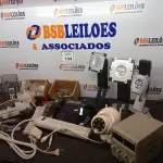 LOTE 184 - 01 LOTE COM TELEFONES FIXO, BASES PARA MONITORES, LUMINÁRIAS DE EMERGÊNCIA E CÂMERA SEM FIO. (NO ESTADO) ATENÇÃO! FAZER A VISITAÇÃO ANTES DE ARREMATAR, NÃO SABEMOS SE FUNCIONA. LEILÃO NÃO TEM GARANTIA E NEM DEVOLUÇÃO, SUJEITO A POSSÍVEIS AVARIAS VISÍVEIS/OCULTAS E/OU AUSÊNCIA DE COMPONENTES.